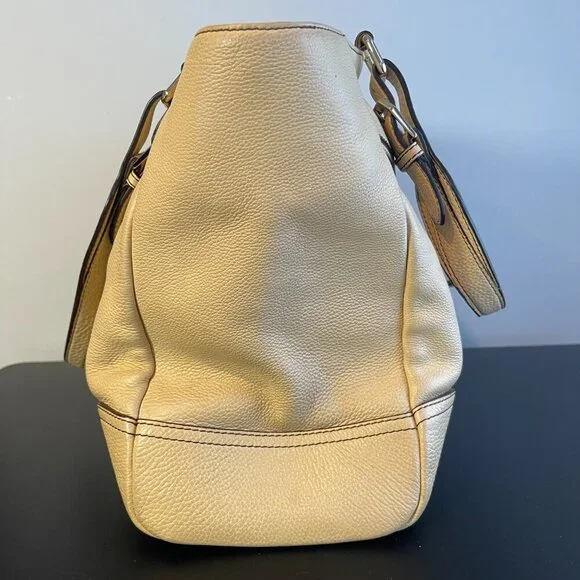 MCM Ivory Leather Shoulder Bag - Preowned - Picture 4 of 16